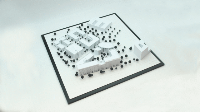 Fassadendetail des Architekturmodells vom Technopark Hannover mit feiner Gliederung und präziser Öffnungsstruktur.