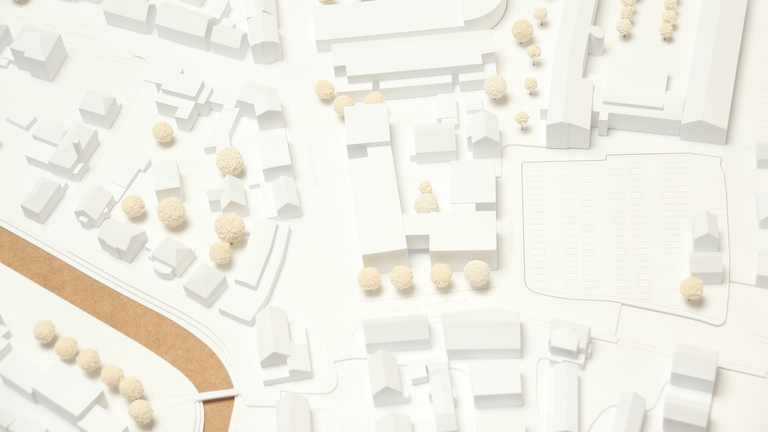 Detailansicht des Umgebungsmodells in Biberach mit Bestandsgebäuden, Parkplatzstruktur und Baumstellungen.
