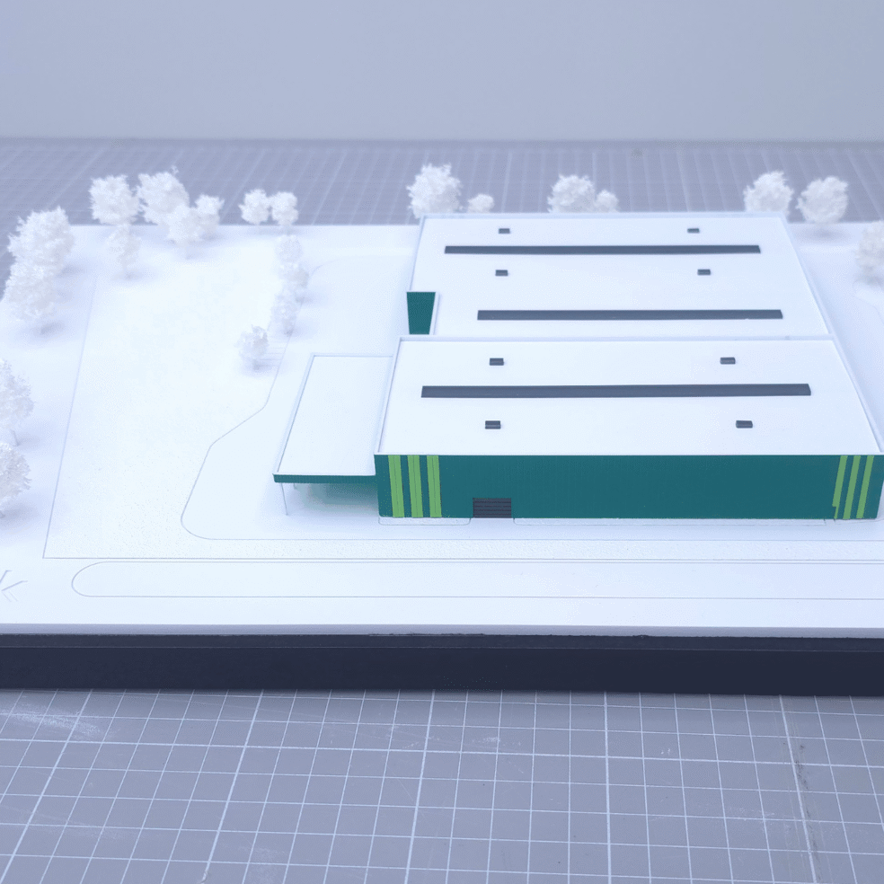 Draufsicht auf das Werksmodell von Holz Tusche mit Hallenstruktur, Dachflächen und reduzierter Umfelddarstellung.