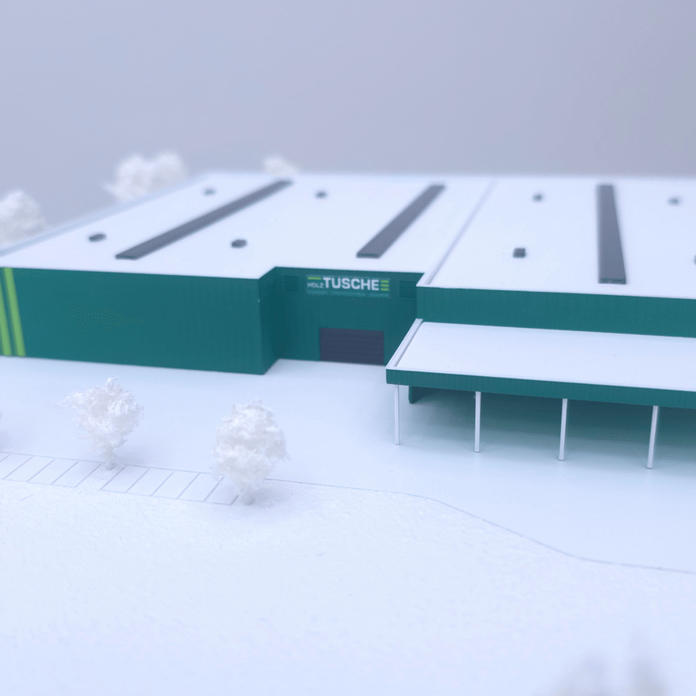 Frontansicht des Werksmodells von Holz Tusche mit Eingangsbereich, Vordach und markanter Fassadengliederung.