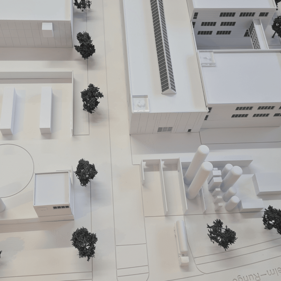 Architekturmodell der Forschungsanlage des ZSW Ulm mit mehreren Gebäuden und Baumstruktur im Umfeld